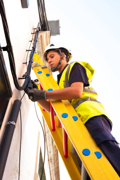 Technicien sur une échelle en fibre de verre