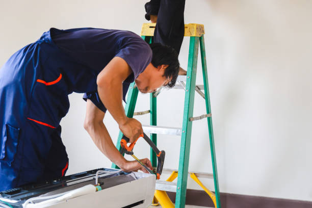 Installateur sur un escabeau en fibre de verre