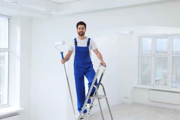 Peintre sur un escabeau professionnel